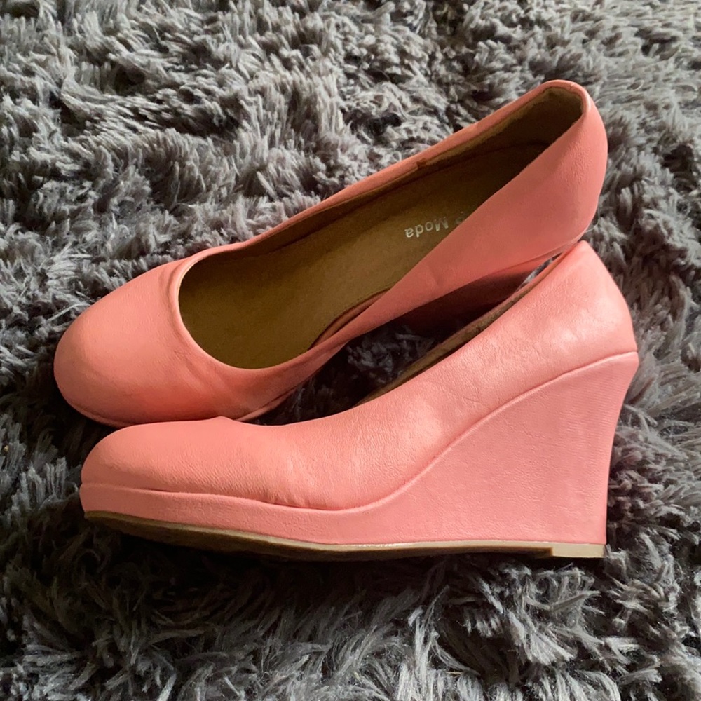 Pink wedges